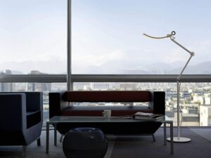 非常护眼的一款电子阅读落地灯 BenQ Silver E-Reading Floor Lamp