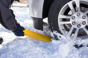 买几个轮胎牵引垫，如果你的车卡在结冰的地方，有了它们可以帮助你把车弄出来
